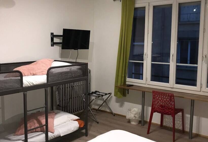 חדר סטנדרט לארבעה, Street Art