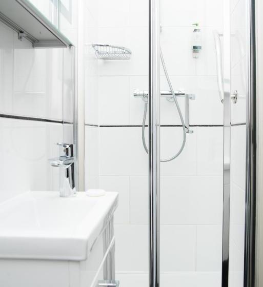 غرفة قياسية مطلّة علي البحيرة, 63