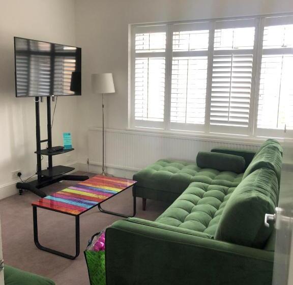 جناح جونيور, 63