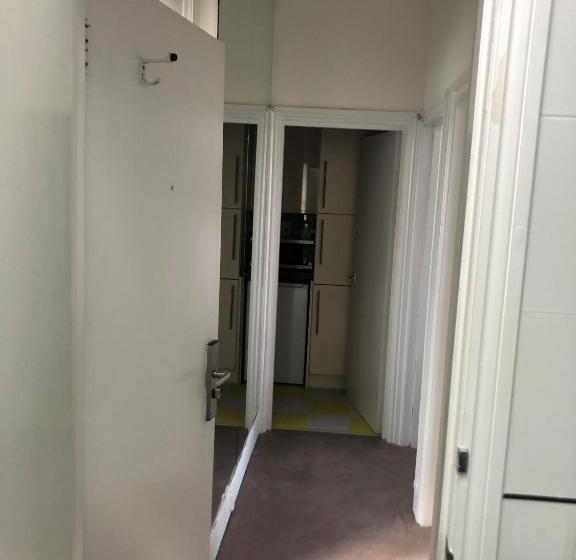 جناح جونيور, 63