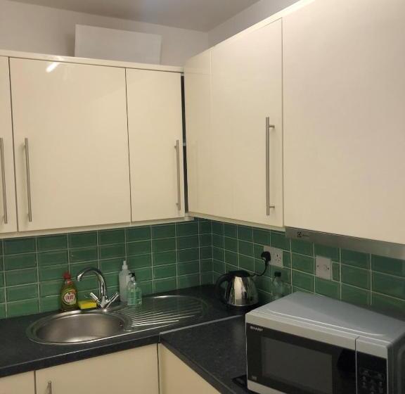 جناح جونيور, 63