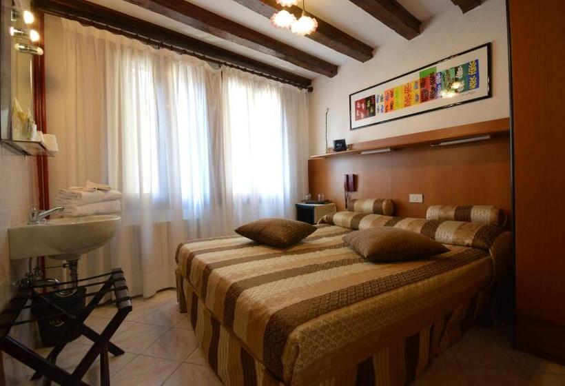 اتاق استاندارد با سرویس بهداشتی مشترک, Albergo Marin