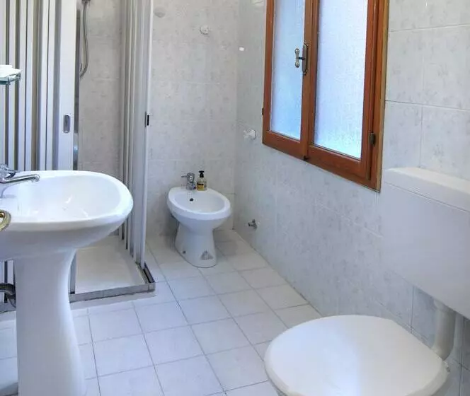 اتاق استاندارد با سرویس بهداشتی مشترک, Albergo Marin