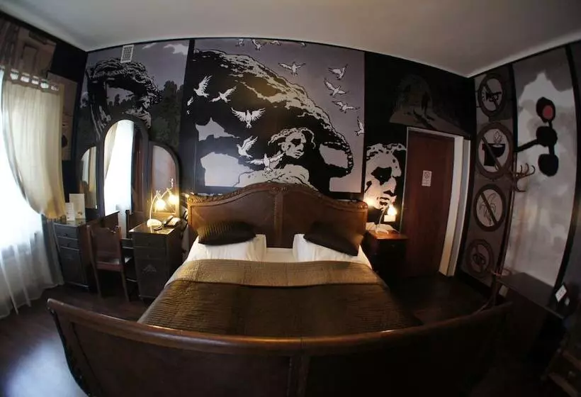 اتاق خانوادگی, Castle Inn