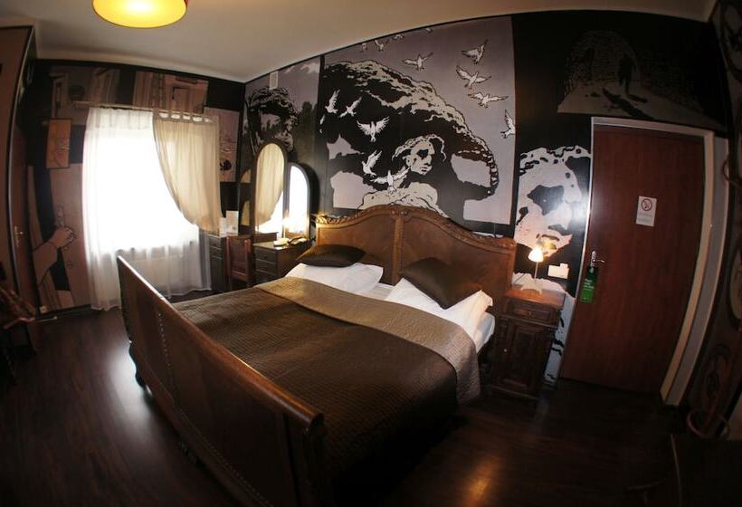 חדר משפחתי, Castle Inn