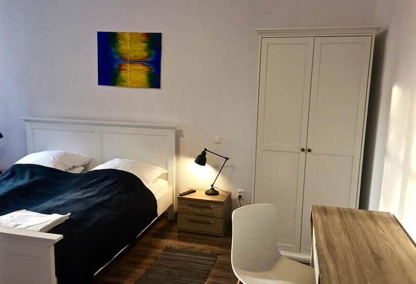 חדר משפחתי, Castle Inn