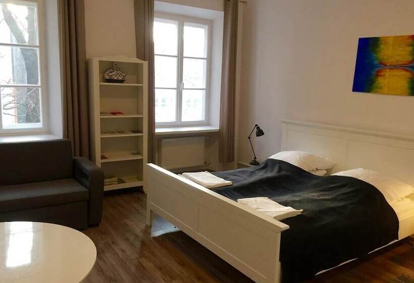 חדר משפחתי, Castle Inn