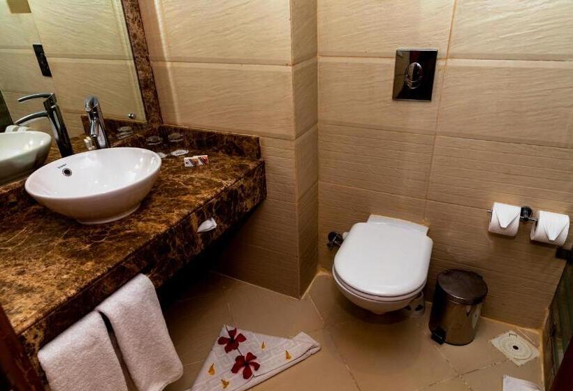 اتاق لوکس با چشم‌انداز باغ, Golden Beach Resort