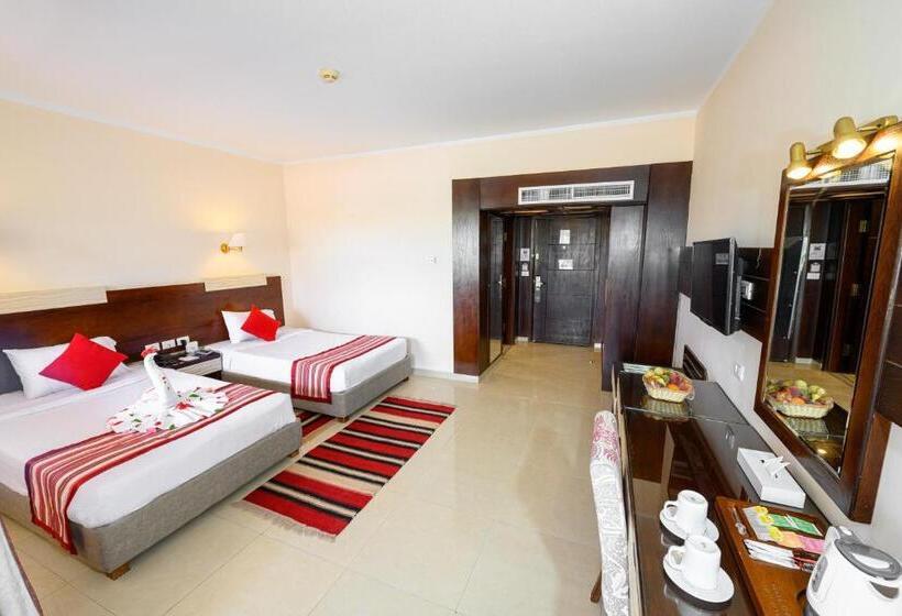 اتاق لوکس با چشم‌انداز باغ, Golden Beach Resort