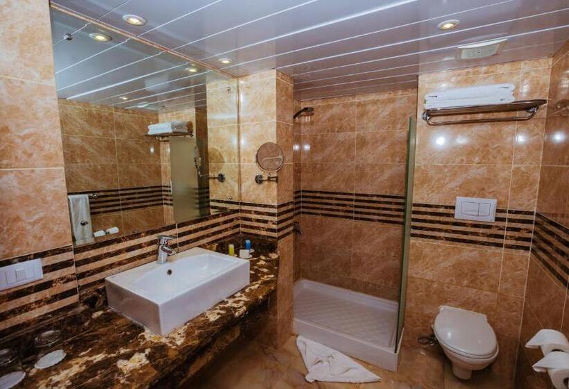 اتاق سه نفره دلوکس با چشم‌انداز باغ, Golden Beach Resort