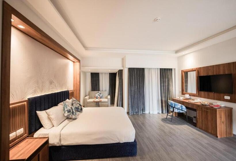 اتاق سه نفره سوپریور با چشم‌انداز دریا, Golden Beach Resort