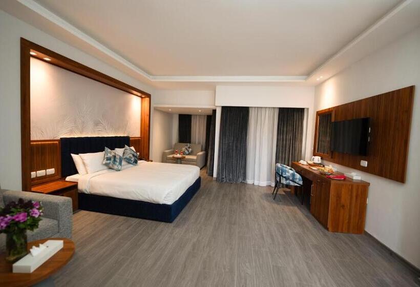 اتاق سه نفره سوپریور با چشم‌انداز دریا, Golden Beach Resort