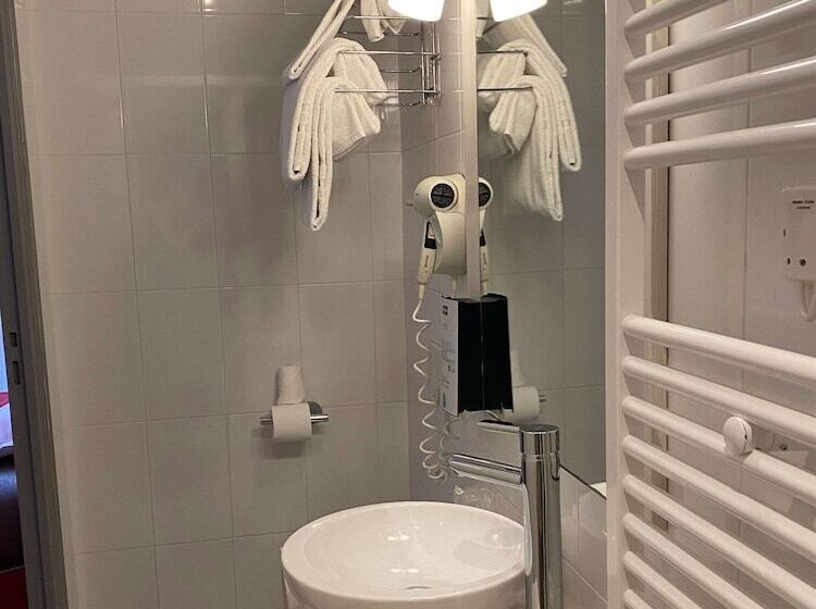 Номер Стандарт, Kyriad Quimper Sud