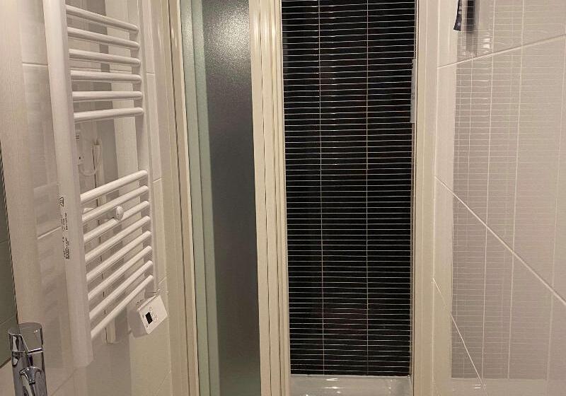 Номер Стандарт, Kyriad Quimper Sud