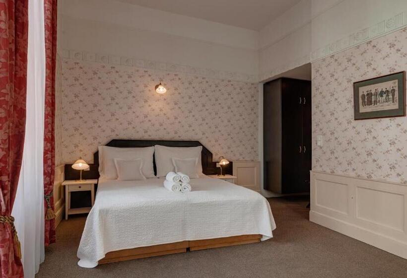 Quarto Familiar, Praga 1885