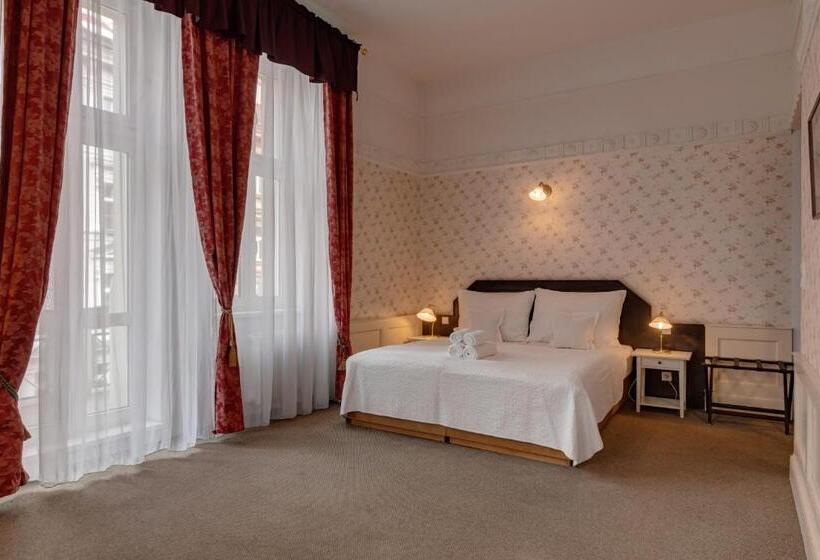 Quarto Familiar, Praga 1885