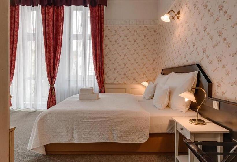 Quarto Familiar, Praga 1885