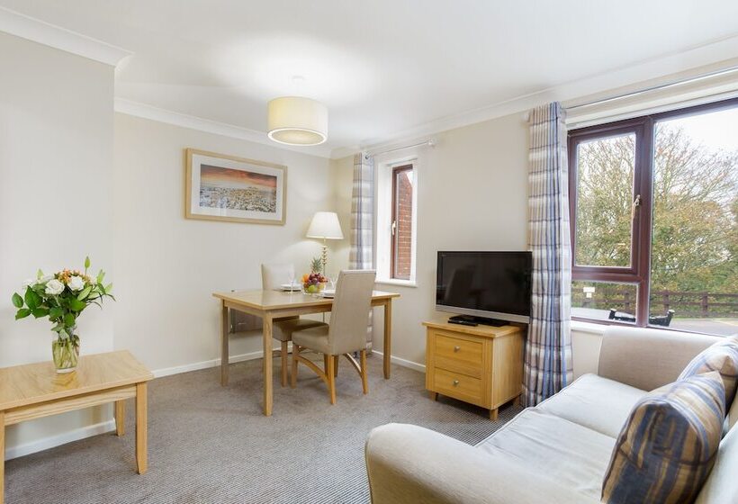 标准工作室, Cromer Country Club