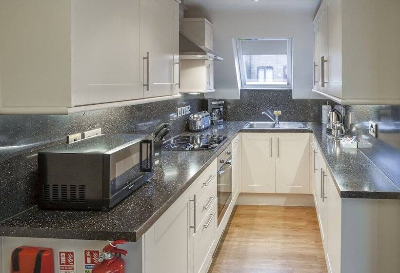 标准工作室, Cromer Country Club