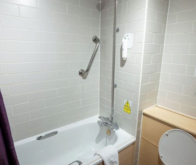 חדר משפחתי, The Fernhurst By Greene King Inns