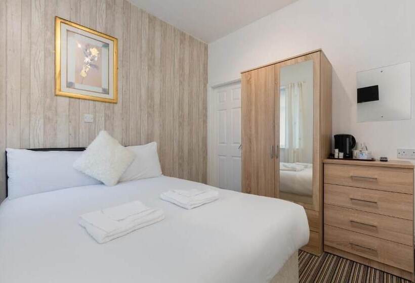 Номер Стандарт Трехместный, The Sandringham Court Hotel & Apartment With High Speed Wi Fi