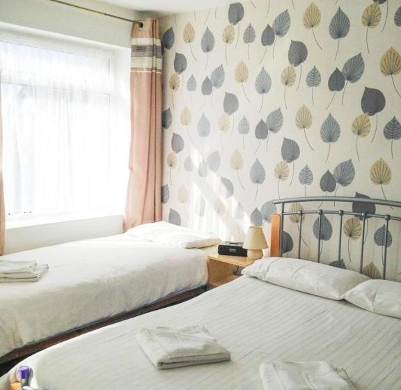 Номер Стандарт Трехместный, The Sandringham Court Hotel & Apartment With High Speed Wi Fi