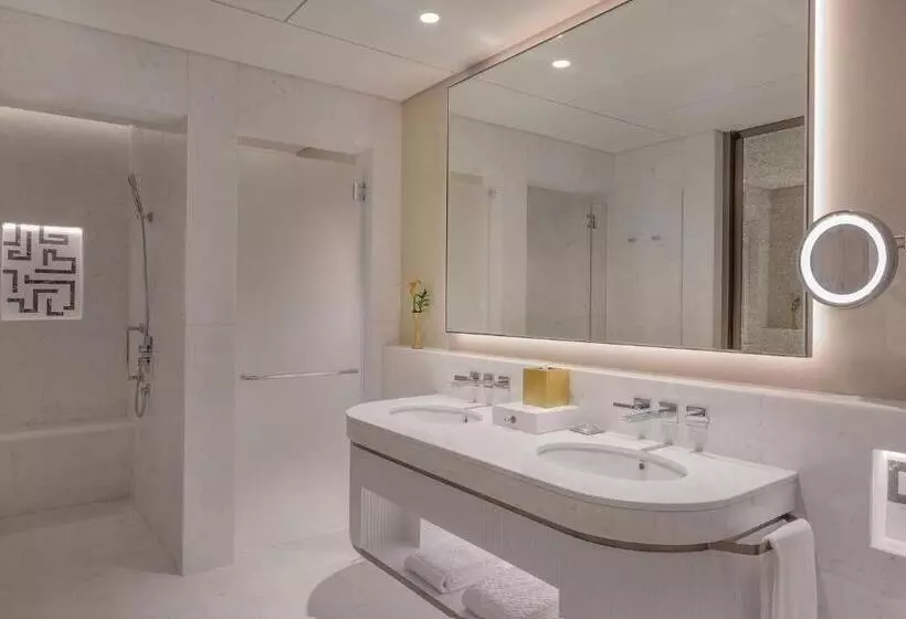 Deluxe Room King Bed & City View