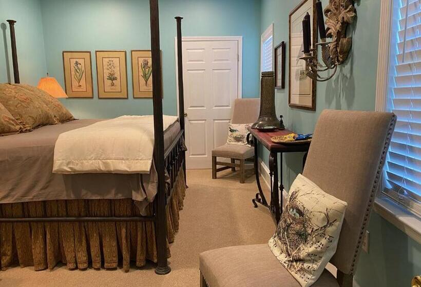 Standard Szoba King Size Bed, The Birdnest Inn