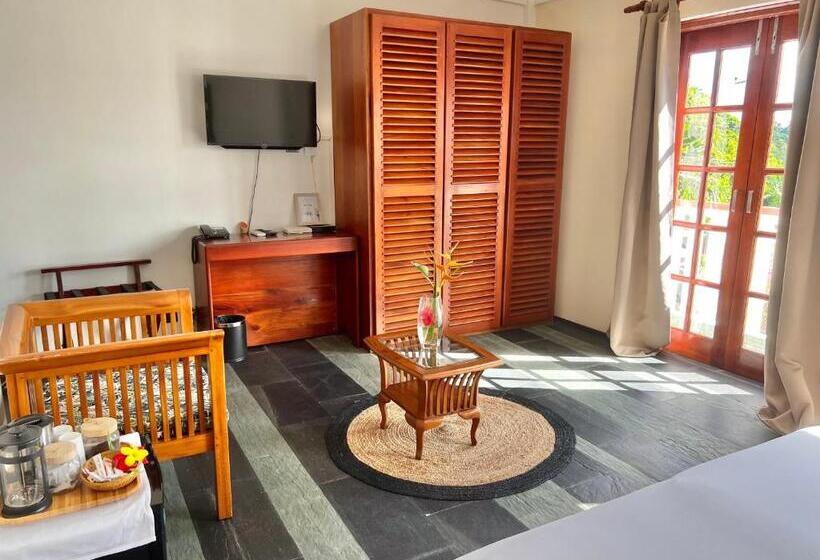 استودیوی استاندارد, Hilltop Boutique