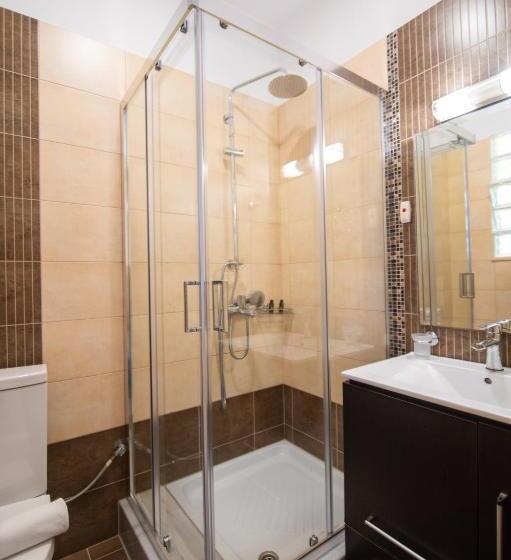 غرفة قياسية ثلاثية, Riviera Perdika