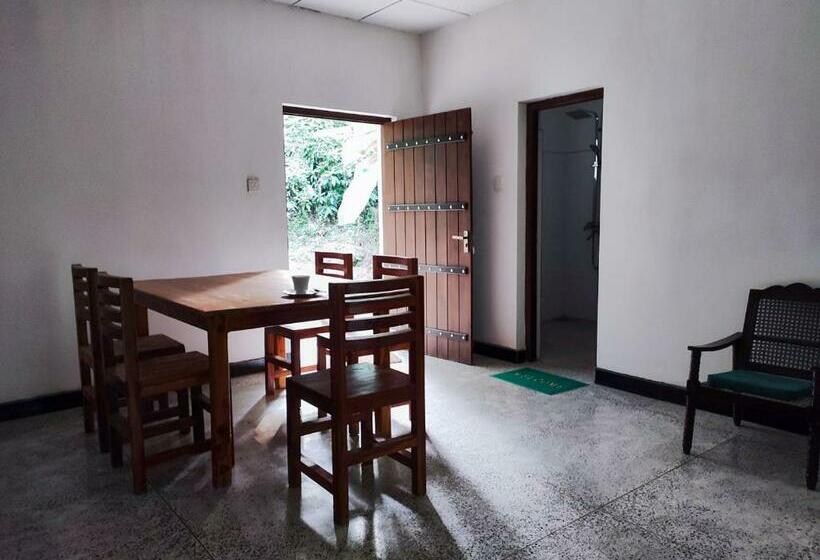 חדר אקונומי, Schatzi S Hideaway