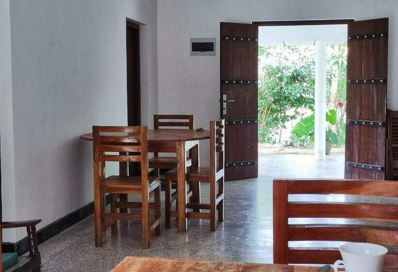 חדר אקונומי, Schatzi S Hideaway