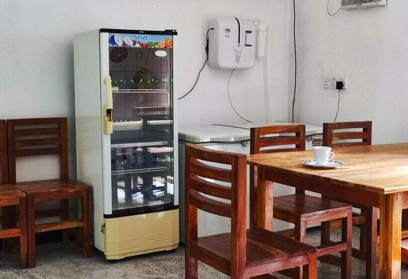 חדר אקונומי, Schatzi S Hideaway