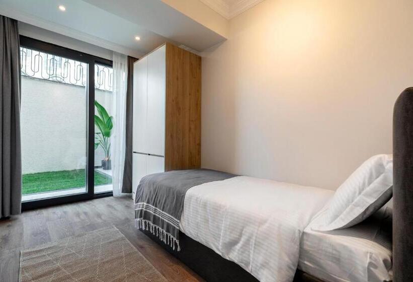 غرفة قياسية ثلاثية مطلة علي الحديقة, Lagun Castle Hotel&spa