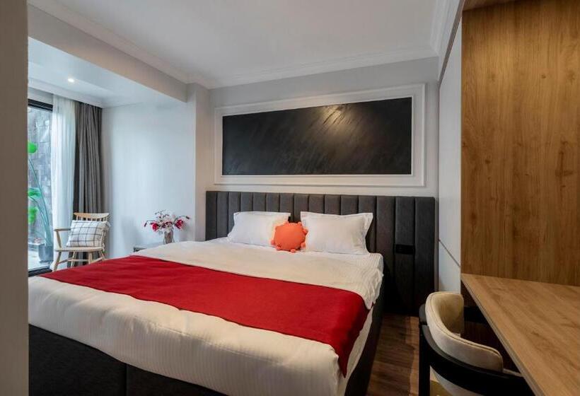 غرفة قياسية ثلاثية مطلة علي الحديقة, Lagun Castle Hotel&spa