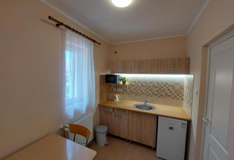 דירת שלושה חדרים, E Tekergők Háza