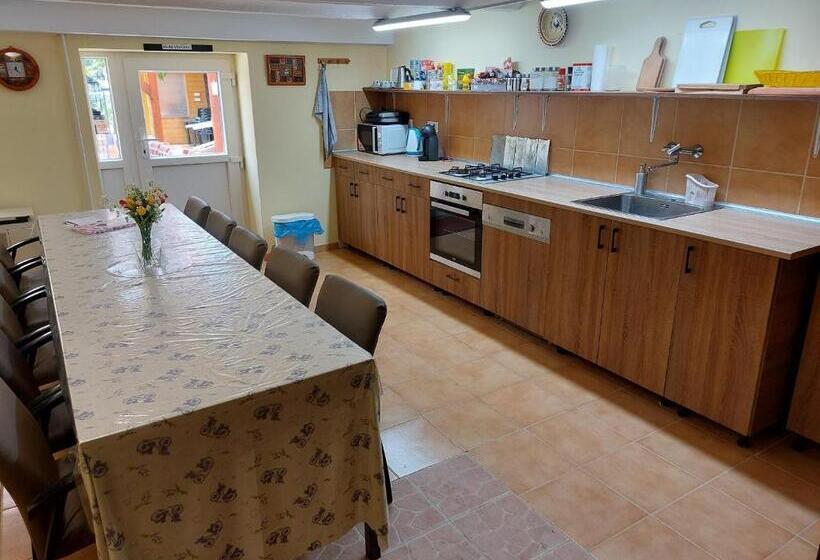 דירת שלושה חדרים, E Tekergők Háza