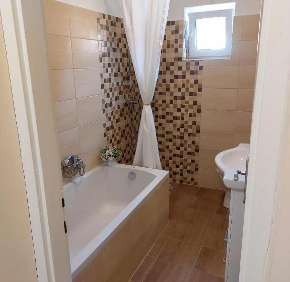 דירת שלושה חדרים, E Tekergők Háza