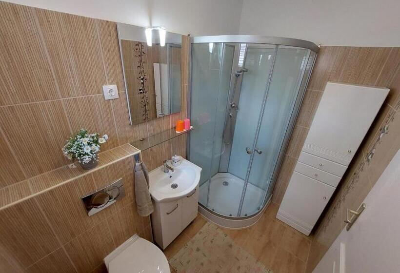 דירת שלושה חדרים, E Tekergők Háza