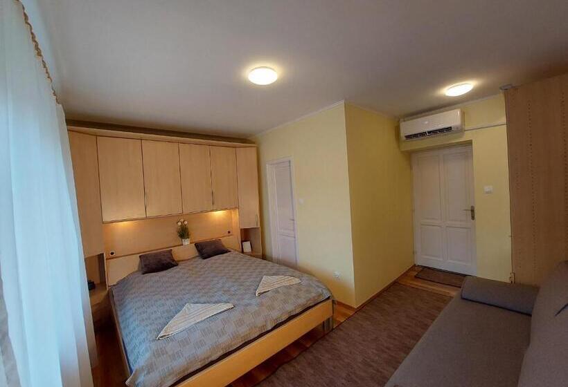 דירת שלושה חדרים, E Tekergők Háza