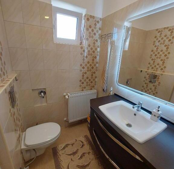 דירת שלושה חדרים, E Tekergők Háza