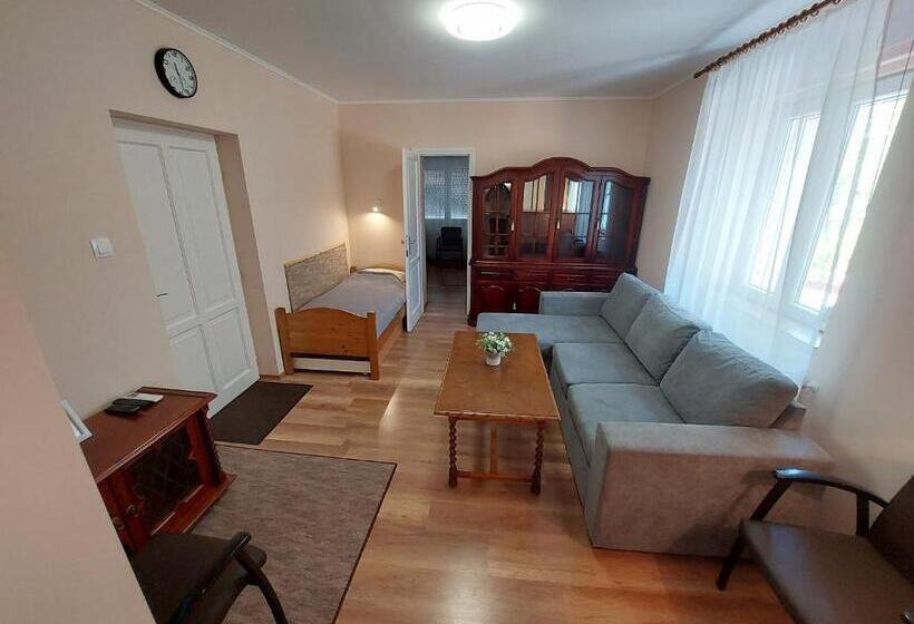 דירת שלושה חדרים, E Tekergők Háza