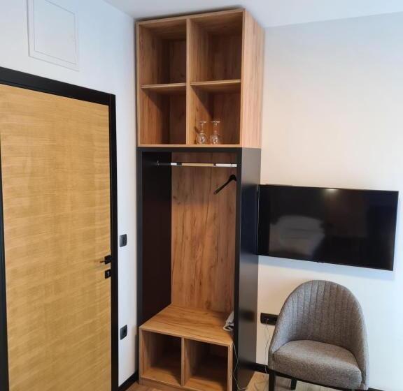 اتاق عادی, Motel Btg