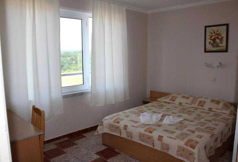 غرفة قياسية مزوَّدة بشُرفة, Rezovo Family