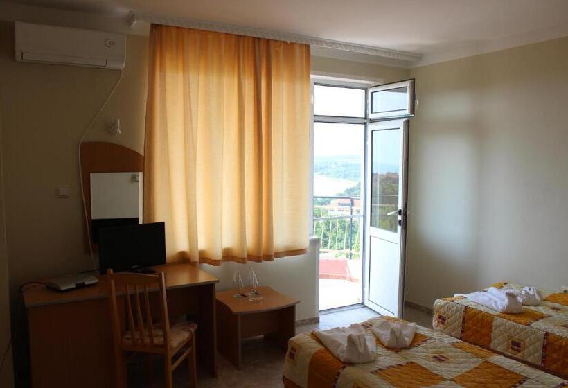 חדר סטנדרט לשלושה עם מרפסת, Rezovo Family