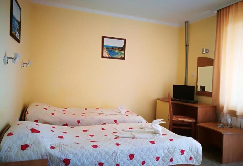 غرفة قياسية رباعية مزودة بشُرفة, Rezovo Family