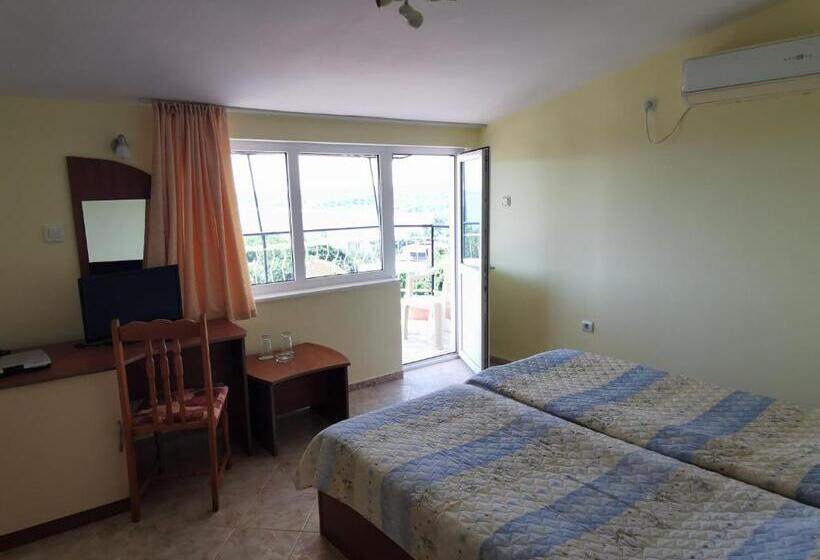 غرفة قياسية رباعية مزودة بشُرفة, Rezovo Family