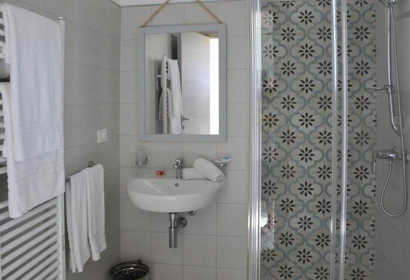 Deluxe Szoba, La Limini