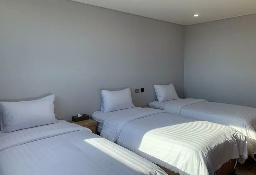 اتاق استاندارد سه نفره, Aroomi Hotel Hyupjae