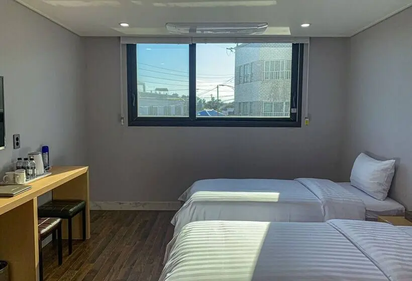 اتاق استاندارد سه نفره, Aroomi Hotel Hyupjae